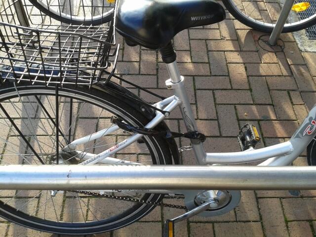Würde auch um den Bügel reichen..