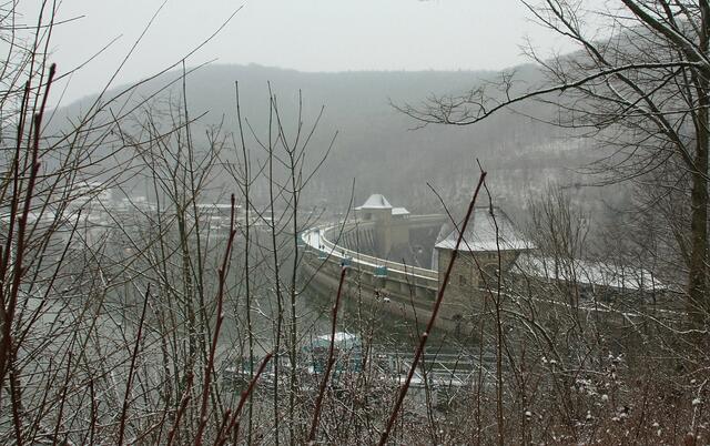 Blick auf die verschneite Staumauer - in dem Wäldchen am Hang in unserem Rücken befand sich der Schwarzspecht.