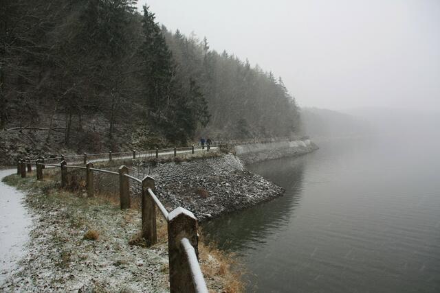 Blick zurück auf den Edersee-Randweg