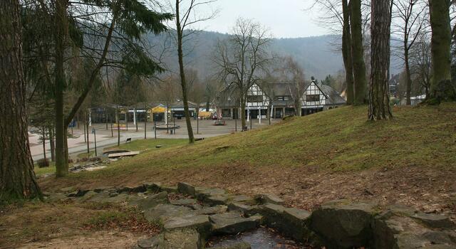 Nachbau des Eder-Verlaufs - im Hintergrund ein Teil der Gastronomie nahe der Sperrmauer