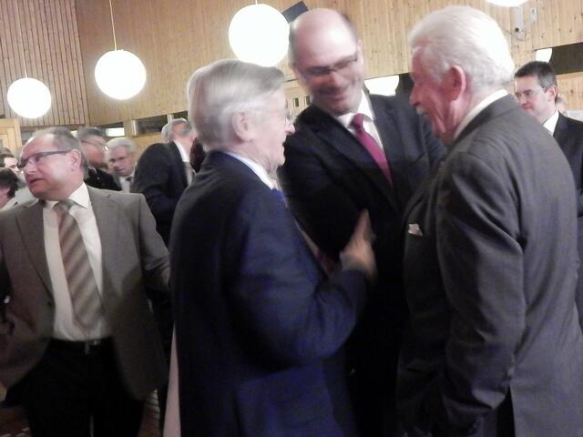 Stattssekretär Albert Füracker freut sich bei einer kurzen Pause mit seinem ehemaligen Landtagskollegen Reinhard Pachner zu sprechen. Auch der frühere Landrat Theo Körner freut sich an einem Gespräch