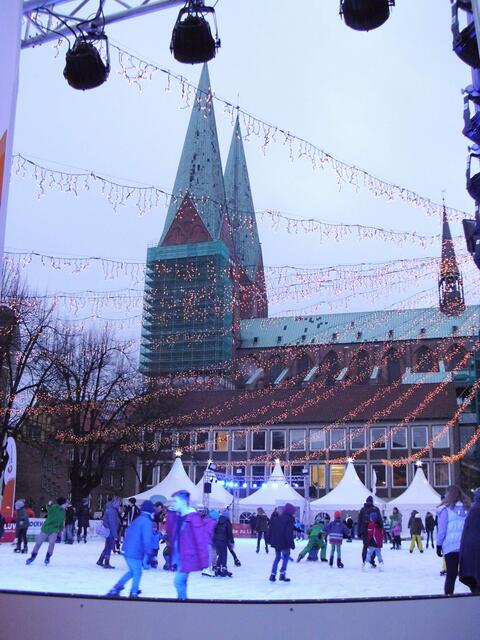 Eisbahn auf dem Marktplatz, im Hintergrund die St. Marienkirche