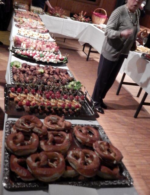 Beim reichlich bestückte Buffet kam natürlich die Unterhaltung kam nicht zu kurz.