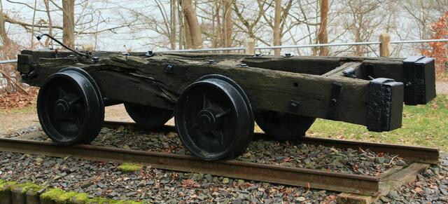 Wagen, mit dem die Steine zum Mauerbau der Staumauer transportiert wurden