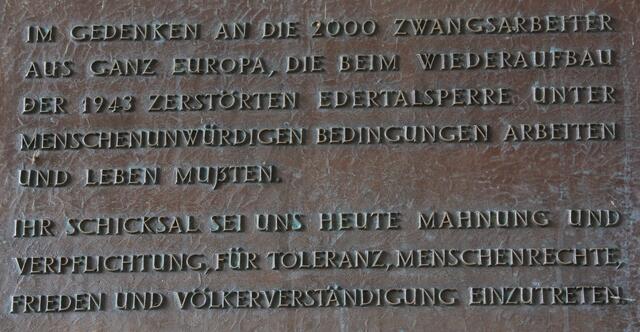 Inschrift-Tafel an der Staumauer - nach wie vor aktuell!