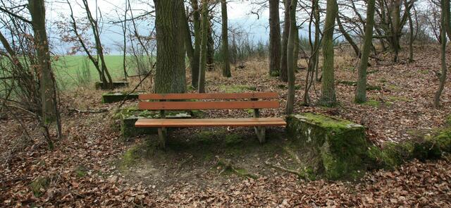 Diverse Bänke säumten unseren Weg - aber für ein Picknick-Päuschen kommen wir im Sommer wieder!