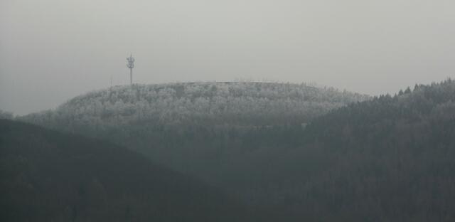 Blick auf den "Peterskopf" - rauhreifverziert aufgrund der offenen Hochspeicherbecken der Pumpspeicherwerke Waldeck