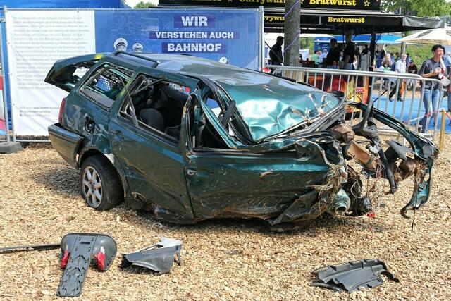 Am Bahnübergang sollte man vorsichtig fahren - sonst könnte das eine deutliche Formveränderung beim Auto bewirken.