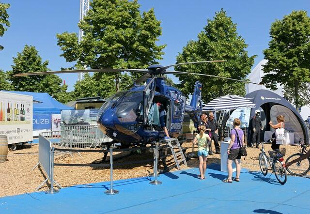 Der Polizeihubschrauber ist auch wieder da.