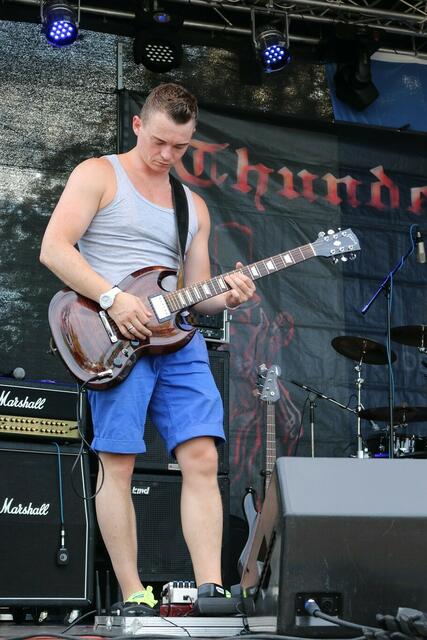 Die Gitarre wird gestimmt - für den Auftritt von Thundershot