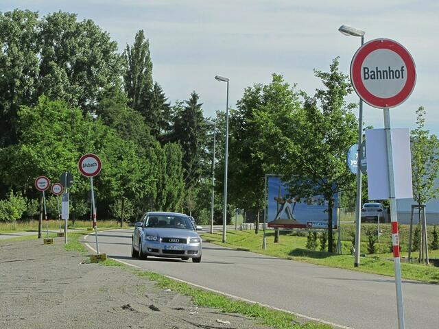 Bushaltestelle mit kreativen Verkehrsschildern