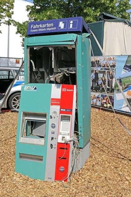 Dieser RMV-Fahrkartenautomat wurde als Bank missbraucht und dabei schlecht behandelt.