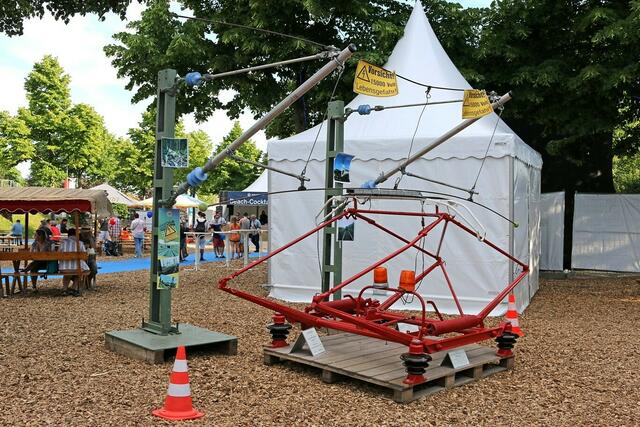 Ein Modell soll die Gefahren von Bahn-Oberleitungen demonstrieren.