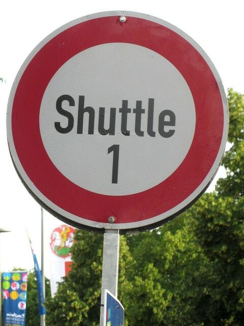 Haltestellenschild für Shuttle 1 - eigentlich würde so ein Schild die Durchfahrt für Shuttle 1 verbieten.