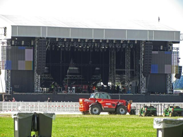 Bühne im Open-Air-Gelände