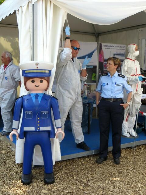 Eine Polizistin als riesige Playmobil-Figur
