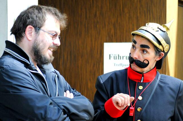 "Warum lachen Sie, wenn ich Sie nach dieser Person frage?"