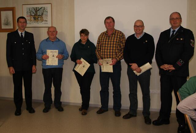 Ehrungen im Feuerwehrverein. Von links Stefan Eucker, Paul Kaufmann, Sabine Feußner, Franz Josef Falker, Erwin Boland und Helmut Kaufmann. (Foto: Uwe Kemmer)
