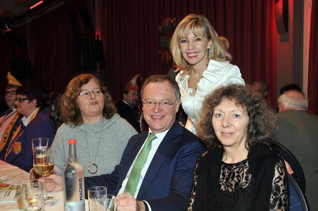 v.l.: Ratsfrau Dr. Gudrun Koch, Ministerpräsident Stephan Weil, Landtagsabgeordnete Doris Schröder-Köpf (stehend) und Bezirksbürgermeisterin Christine Ranke-Heck.