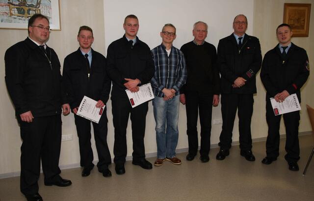 Beförderungen in der Einsatzabteilung. Von links: Reinhold Bonacker (Stadtbrandinspektor), Lukas Bodenbender, Johannes Feußner, Uwe Kemmer, Willibald Preis (Stadtverordnetenvorsteher), Helmut Kaufmann und Andreas Werner. (Foto: Paul Kaufmann)