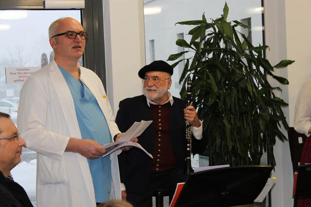 Dr. Frieder Brändle begrüßte die Musiker de Gruppe Vierklang und die zahlreichen Gäste zum Konzert "Kunst tut gut!"