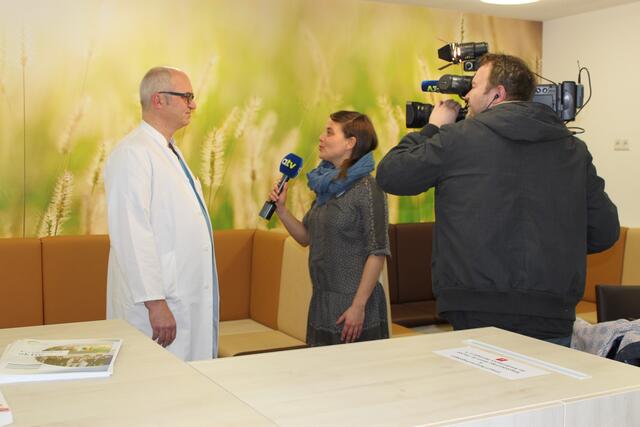Oberarzt Dr. Frieder Brändle beim Interview mit der Reporterin Claudia Markert von a.tv.