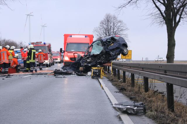 Der Focus wurde bei dem Zusammenstoß auf die Leitplanke geschleudert und blieb dort hängen