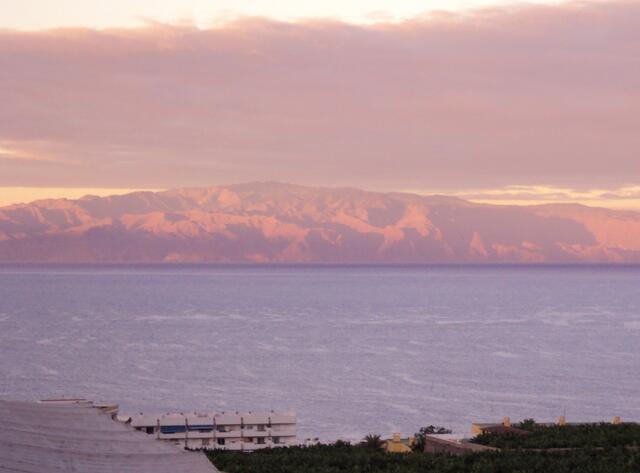Blick hinüber auf die Insel Gomera im Abendrot