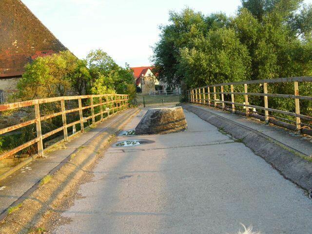 Die Heubrücke dürfte noch einigen Lesern bekannt sein. Diese Sicherung der vom Hochwasser geschädigten Brücke wurde vom Ordnungsamtsleiter der Gemeinde Bad Bibra für korrekt erklärt.