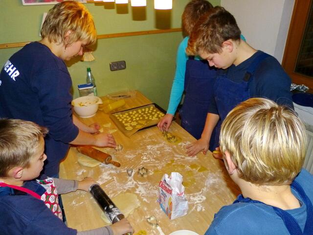 Traditionelles Keksebacken für die Seniorenweihnachtsfeier