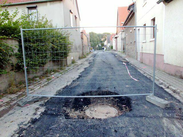 Baustellensicherung während der Baumaßnahme "Anschluss an das öffentliche Abwasserkanalsystem in Memleben". - Jeder Hauseigentümer, es gab auch  Ausnahmen, musste sich anschließen lassen.