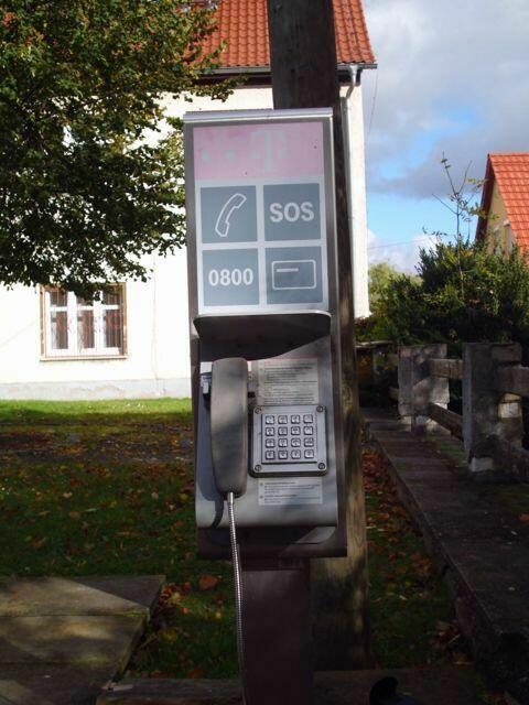 Hier noch einmal eine nicht funktionierende Notrufsäule in Memleben.