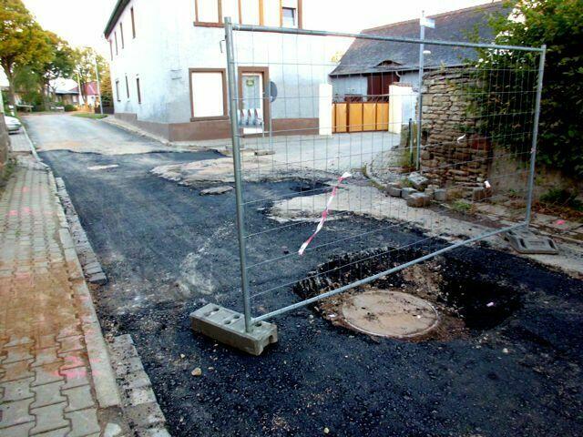 Noch einmal die Lützower Straße in Memleben (Landesstraße) während der Anlage des Abwasserkanalsystes.