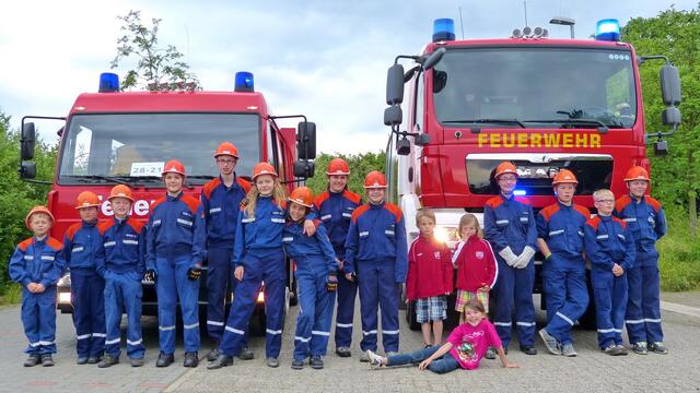 Besichtigung HLF der FF Ronnenberg - Eine starke Truppe vor den feuerroten Spielmobilen.
