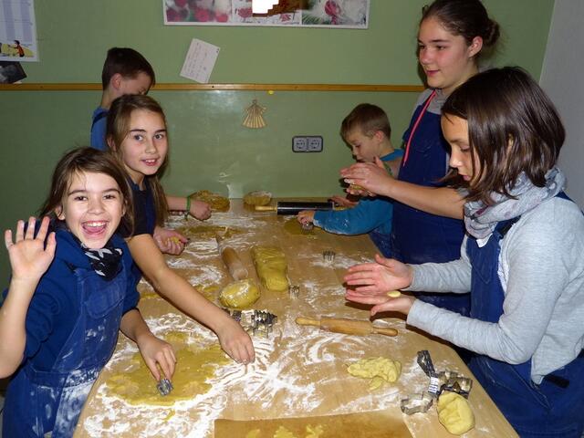 Traditionelles Keksebacken für die Seniorenweihnachtsfeier