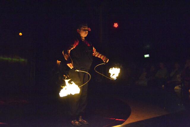 Weniger Bewegung und größeren Flammen lassen eine kürzere Belichtung zu. So weden die Ketten der Pois sichtbar. 1/800s (Zeitautomatik) Blende 3.5, ISO 12800 und 18mm