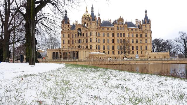 Vom Uferweg des Burgsees gibt es die Aussicht auf das Schweriner Schloss. Foto: Helmut Kuzina