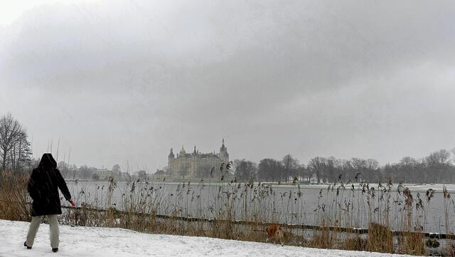 Schneeschauer trüben immer wieder die Sicht auf den Burgsee und die Schlossinsel. Foto: Helmut Kuzina