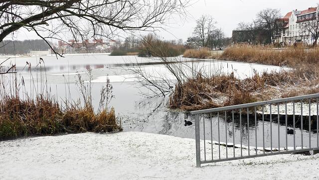 Der Uferweg des Burgsees führt über die Brückenanlage zur Graf-Schack-Allee. Foto: Helmut Kuzina