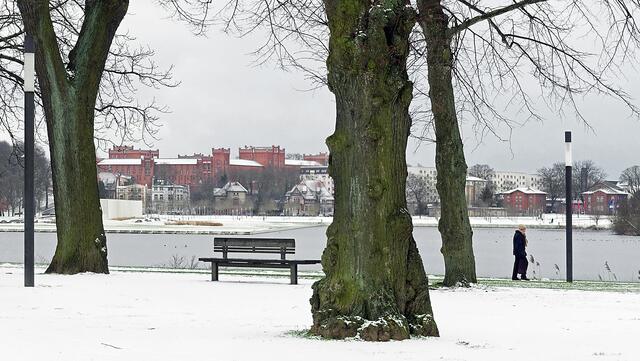 Der Uferweg am Burgsee, der mit dem Schweriner See verbunden ist. Foto: Helmut Kuzina