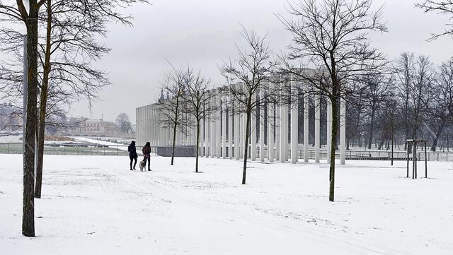 Der Weg über den Bertha-Klingberg-Platz führt zur Kolonnade aus Zeiten der Bundesgartenschau. Foto: Helmut Kuzina