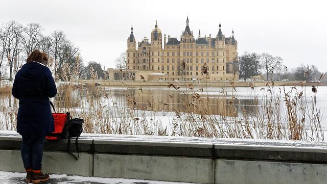 Von der Promenade an der Graf-Schack-Allee reicht der Blick über den Burgsee zur Schlossinsel. Foto: Helmut Kuzina
