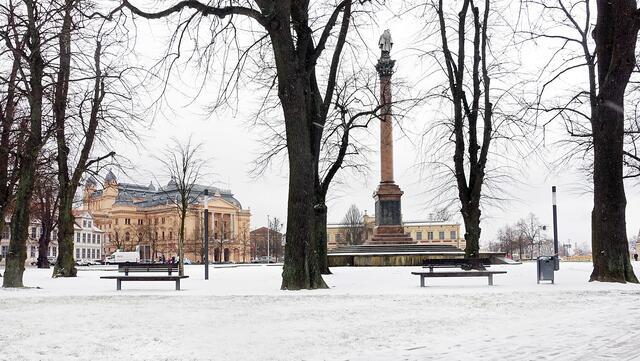 Die Sichtachse vom Burgsee zum Mecklenburgischen Staatstheater und zu der Siegessäule. Foto: Helmut Kuzina