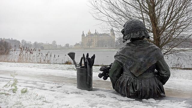 Die Blumenfrau Bertha Klingberg hat ständig die beste Sicht über den Burgsee zur Schlossinsel. Foto: Helmut Kuzina