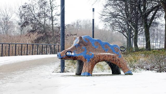 Die 6 m breite Promenade führt am "Wildschwein" vorbei, einer Skulptur von Franz-Ulrich Poppe von 1975. Foto: Helmut Kuzina