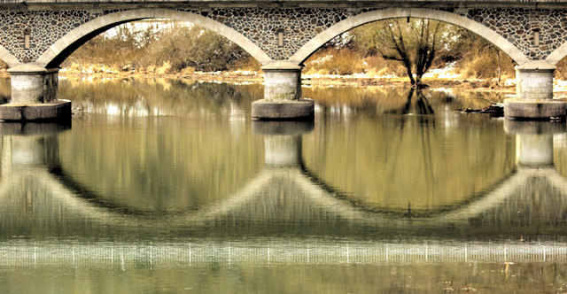 ...kann man dieses bauliche Kunstwerk bewundern. Die alte Ederbrücke bei Herzhausen. Herzhausen ist auch ein idealer Ausgangspunkt für Rundwanderungen im Nationalpark Edersee-Kellerwald. Oder von hier mal hoch zum Hochstein. Sehr schöner Aussichtsberg!