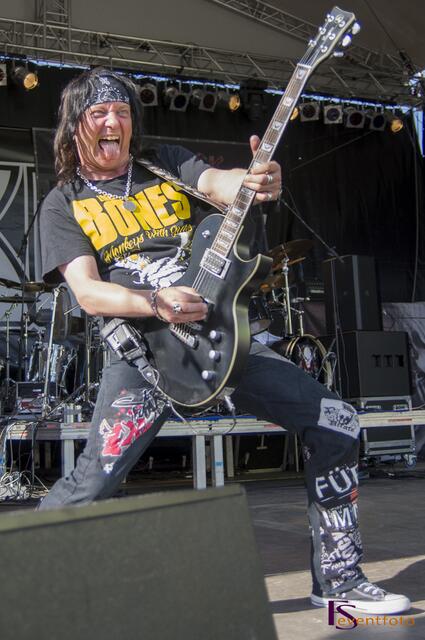SKIP ROCK - Das neue Album der Augsburger Metal-Rockband "Take It Or Leave It" begeistert die Fans mit einem neuen Musik-Stil "Heavy Country Rock 'n' Roll" - im Bild Bandleader Marc Terry live on stage