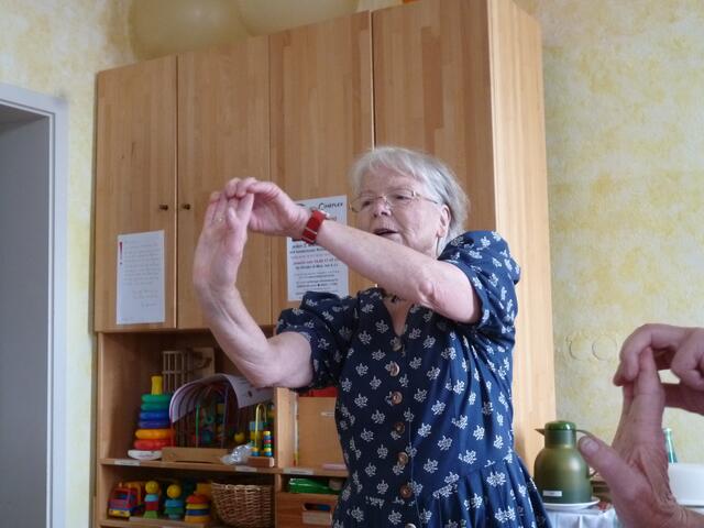 Frau Wagner leitet die Sitzgymnastik