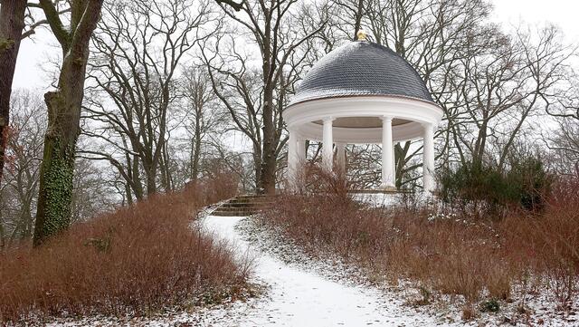 Der Jugendtempel, es ist in der Nachfolge der vierte Rundtempel, steht im südlichen Areal des Schlossgartens auf einer kleinen Anhöhe. Foto: Helmut Kuzina
