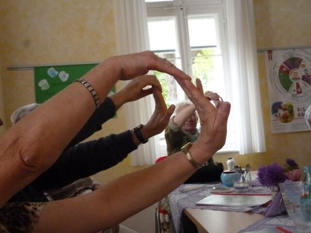 Handgelenk Dehnen bei der Sitzgymnastik